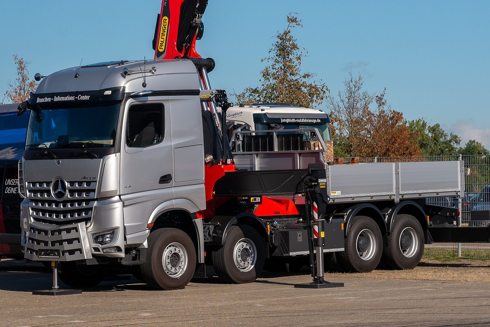Modern kranbil – en Mercedes-Benz Arocs med lastbilskran – för lyft i Umeå