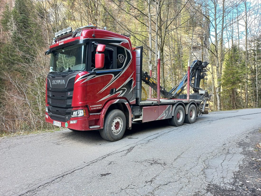 Modern Scania kranbil med lastbilskran för lyft i Umeå
