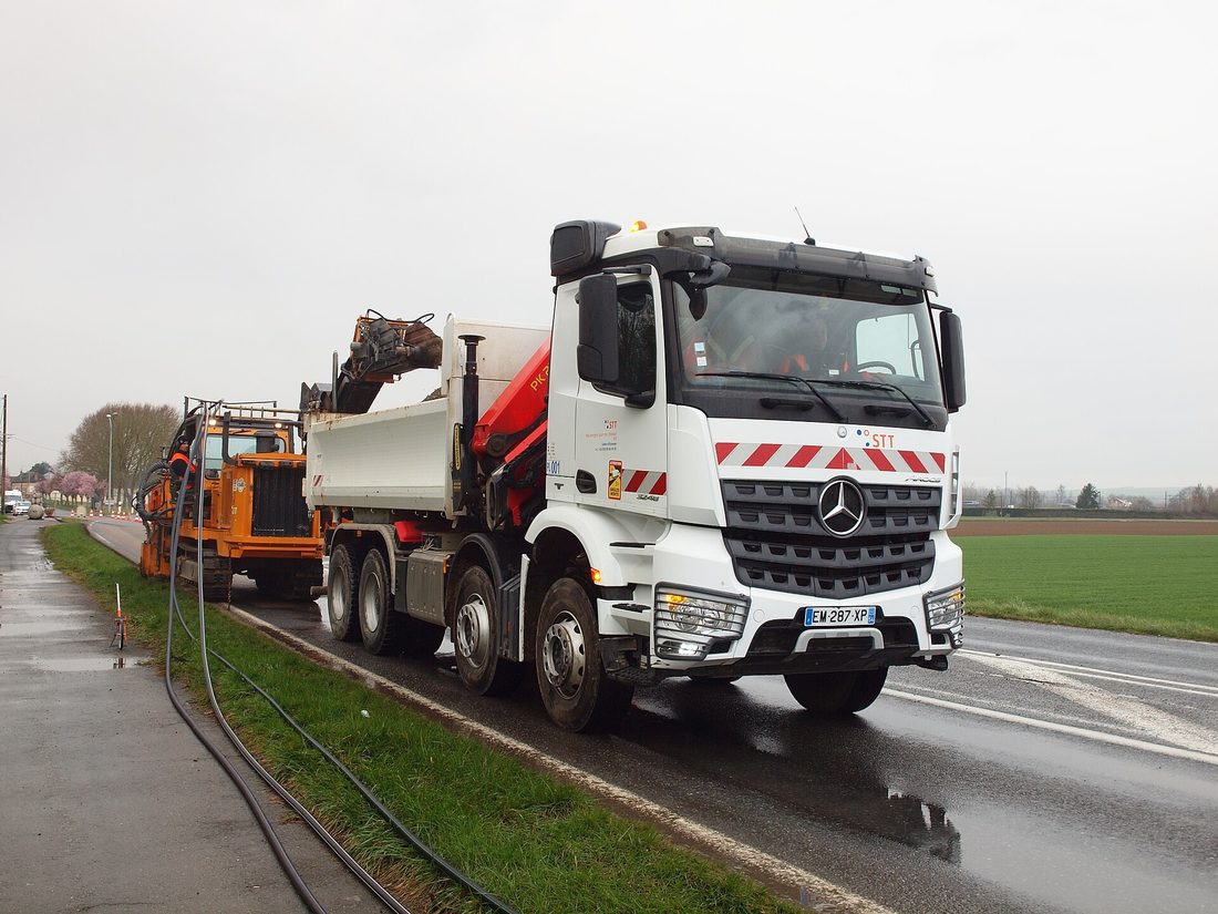 Kranbil (Mercedes-Benz Arocs) med Palfinger-kran vid bygg- och vägarbete i Umeå